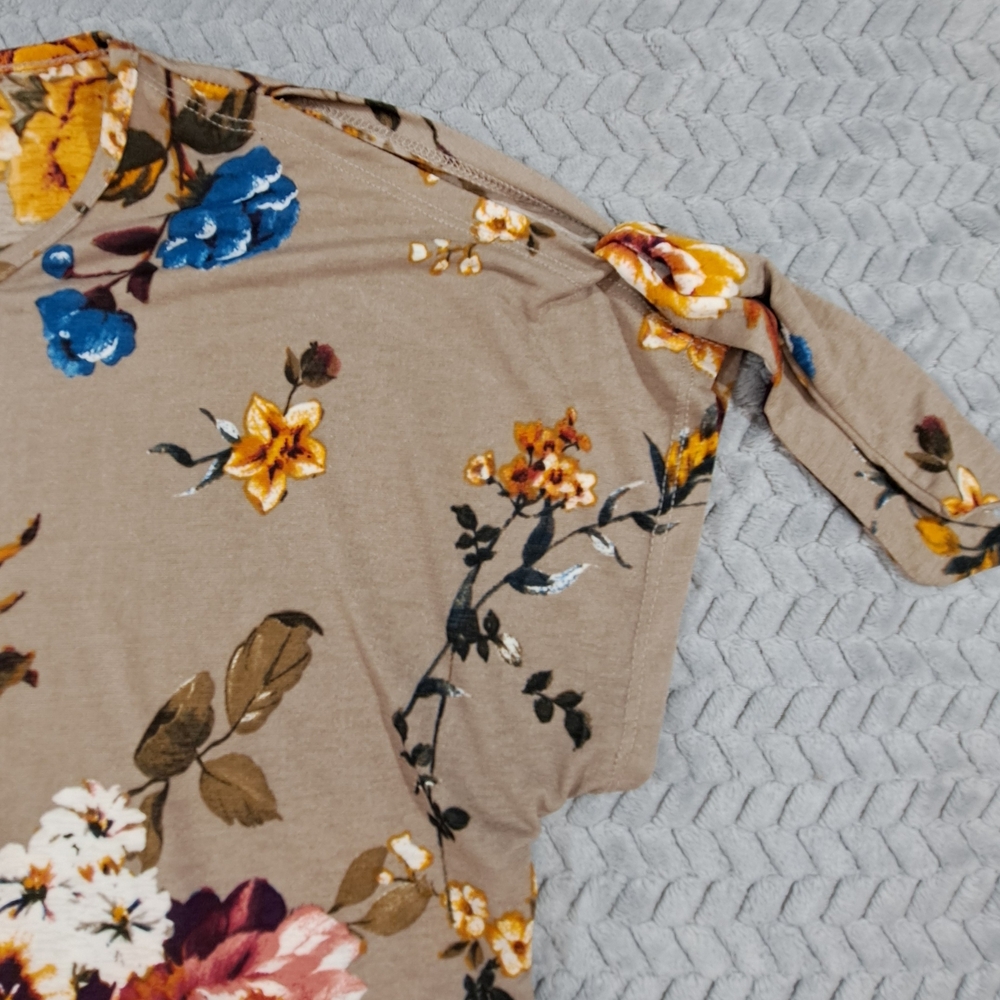 Lavish Beige Floral Short Sleeve Top - Picture 3 of 6
